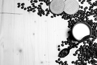 Kahve çekirdekleri ve süt ve kurabiye