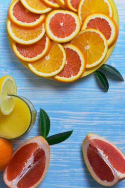 Meyve ve meyve suyu masada