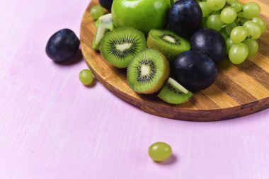 kompozisyon, kivi, üzüm ve elma