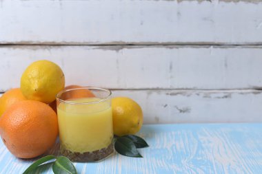 Meyve ve meyve suyu masada