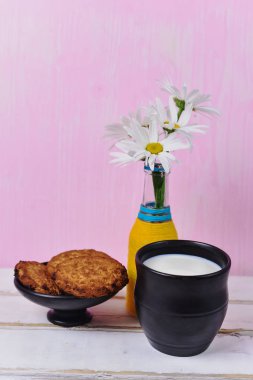 Papatya ve çerezler ile süt