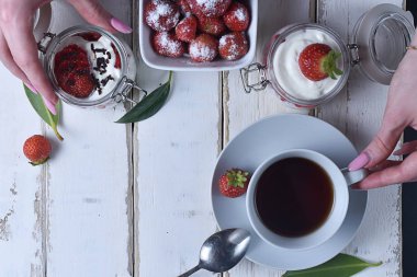 Çay ve çilekli tatlı