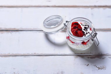 Tablo çilekli tatlı