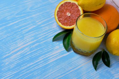 Meyve ve meyve suyu masada