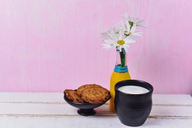 Papatya ve çerezler ile süt