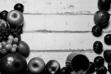 Meyve ve şarap masanın üzerine