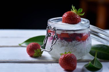 Tablo çilekli tatlı