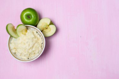 Kahvaltı için Apple ile yulaf lapası