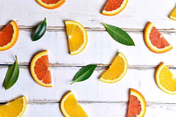탁자 위에 있는 오렌지 슬라이스 — 스톡 사진