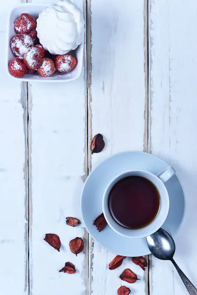 Tee und Erdbeeren mit Marshmallows — Stockfoto