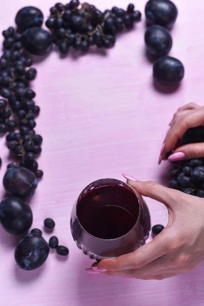 Composición del vino, la uva y las ciruelas — Foto de Stock