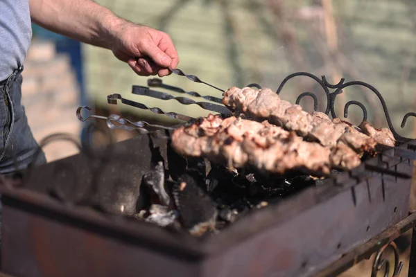 The kebabs are cooked outdoors — Stock Photo, Image