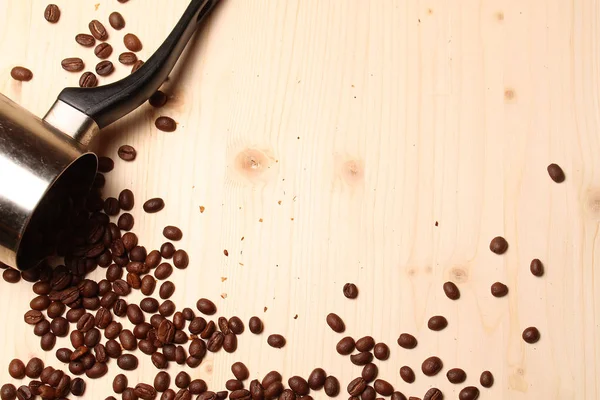 Biji kopi berserakan di atas meja — Stok Foto