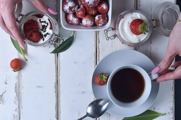 Çay ve çilekli tatlı