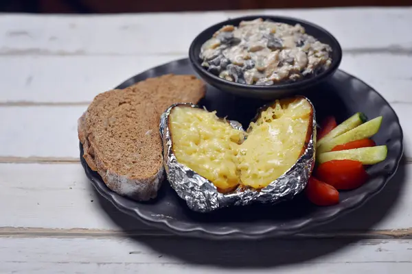 Fırında patates sebze ve mantar ile