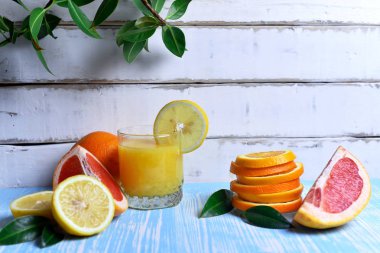 Meyve ve meyve suyu masada