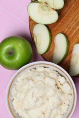 Kahvaltıda meyve püresi