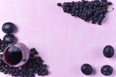 şarap, üzüm ve Erik bileşimi