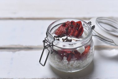 Tablo çilekli tatlı