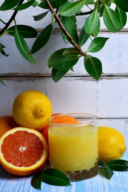 Meyve ve meyve suyu masada