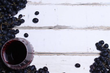 Şarap ve meyve masada.