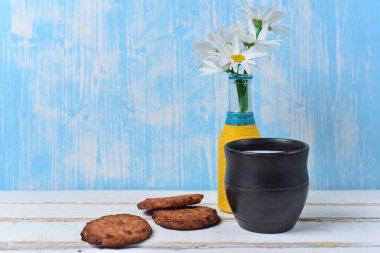 Papatya ve çerezler ile süt