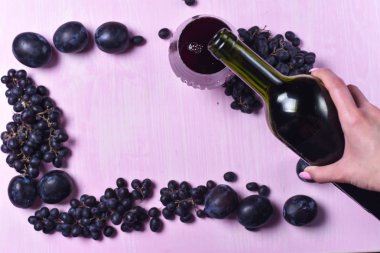şarap, üzüm ve Erik bileşimi