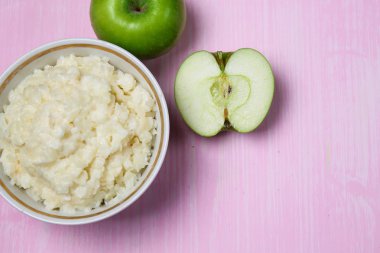 Kahvaltı için Apple ile yulaf lapası