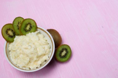 Kivi kahvaltı ile yulaf lapası