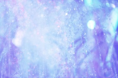 Geceleri çok renkli sprey çeşme