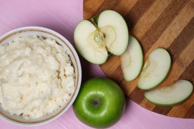 Kahvaltıda meyve püresi