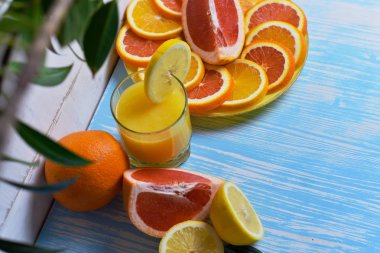 Meyve ve meyve suyu masada