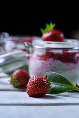 Tablo çilekli tatlı