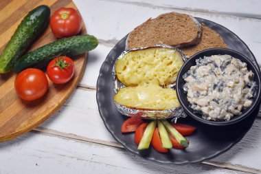 Fırında patates sebze ve mantar ile