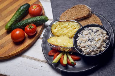 Fırında patates sebze ve mantar ile