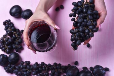 şarap, üzüm ve Erik bileşimi
