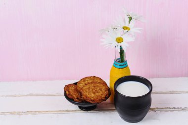 Papatya ve çerezler ile süt