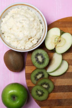 Kahvaltıda meyve püresi