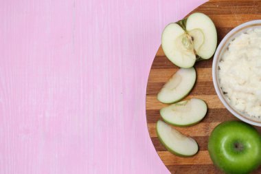 Kahvaltıda meyve püresi