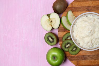 Kahvaltıda meyve püresi