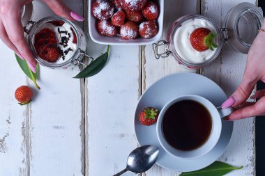 Çay ve çilekli tatlı