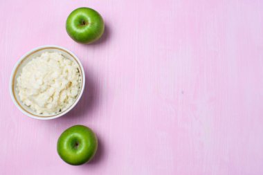 Kahvaltı için Apple ile yulaf lapası