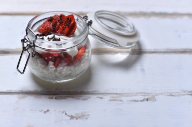 Tablo çilekli tatlı