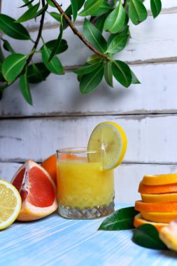 Meyve ve meyve suyu masada