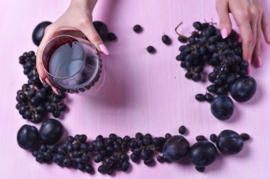 şarap, üzüm ve Erik bileşimi