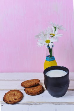 Papatya ve çerezler ile süt