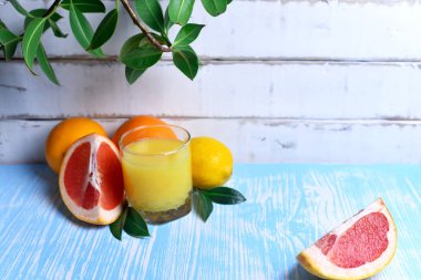 Meyve ve meyve suyu masada