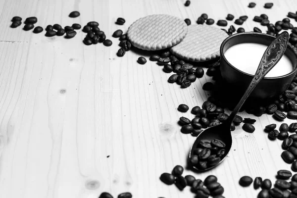Café en grains et lait et biscuits — Photo