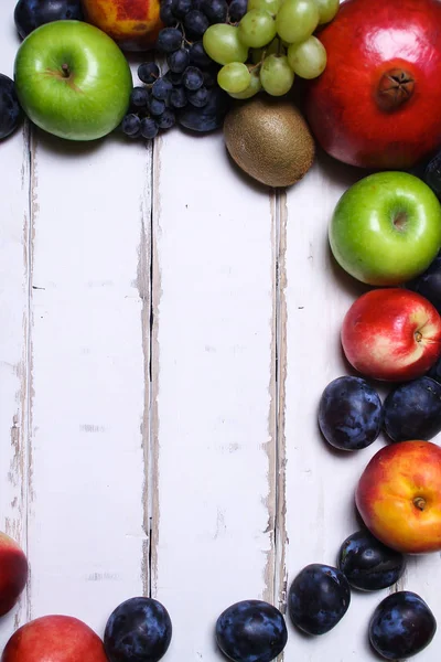 Tahta bir masada meyveler