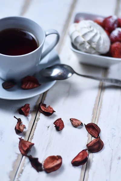 Tea and strawberries with marshmallows — Stock Photo, Image